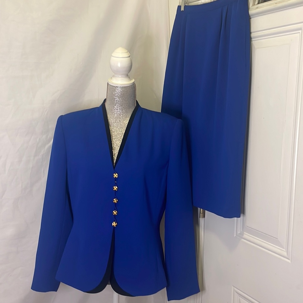 Casual corner skirt suit